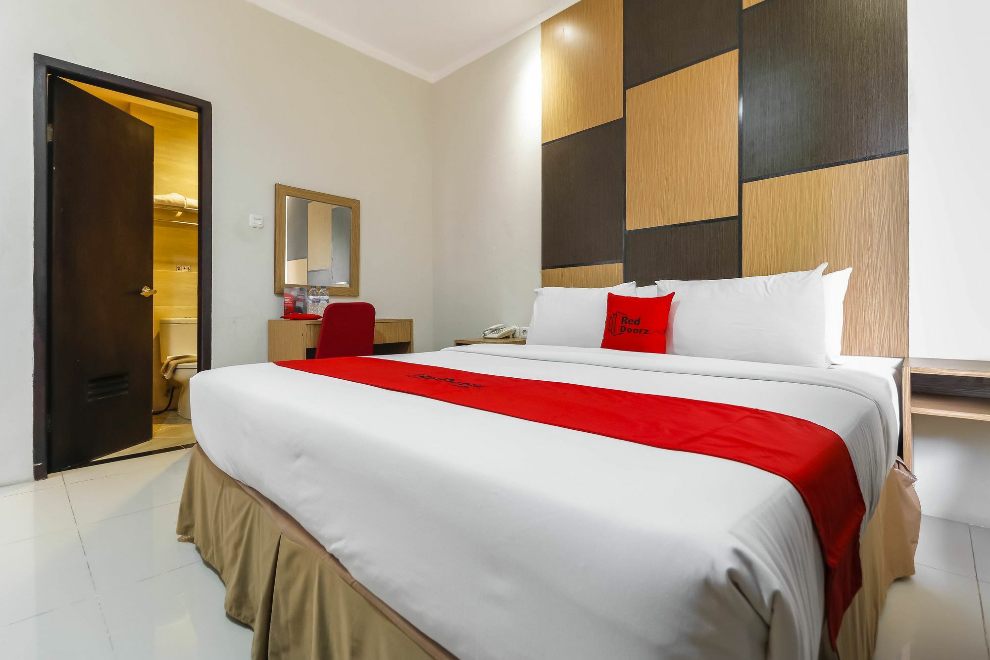 Reddoorz Plus Near Pantai Losari Hotel Makassar Eksteriør billede